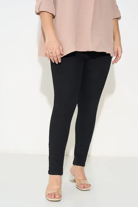 Black Solid Skinny Fit Jeans